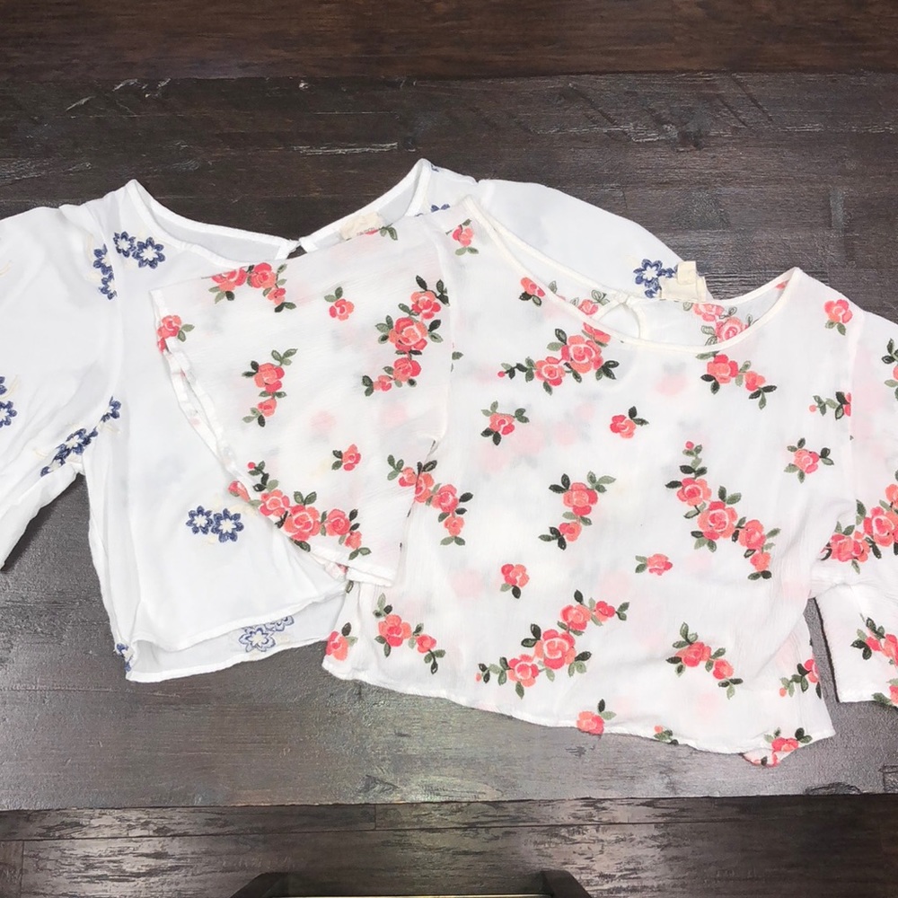 Set of 2️⃣ bell sleeve crop tops 💙❤️